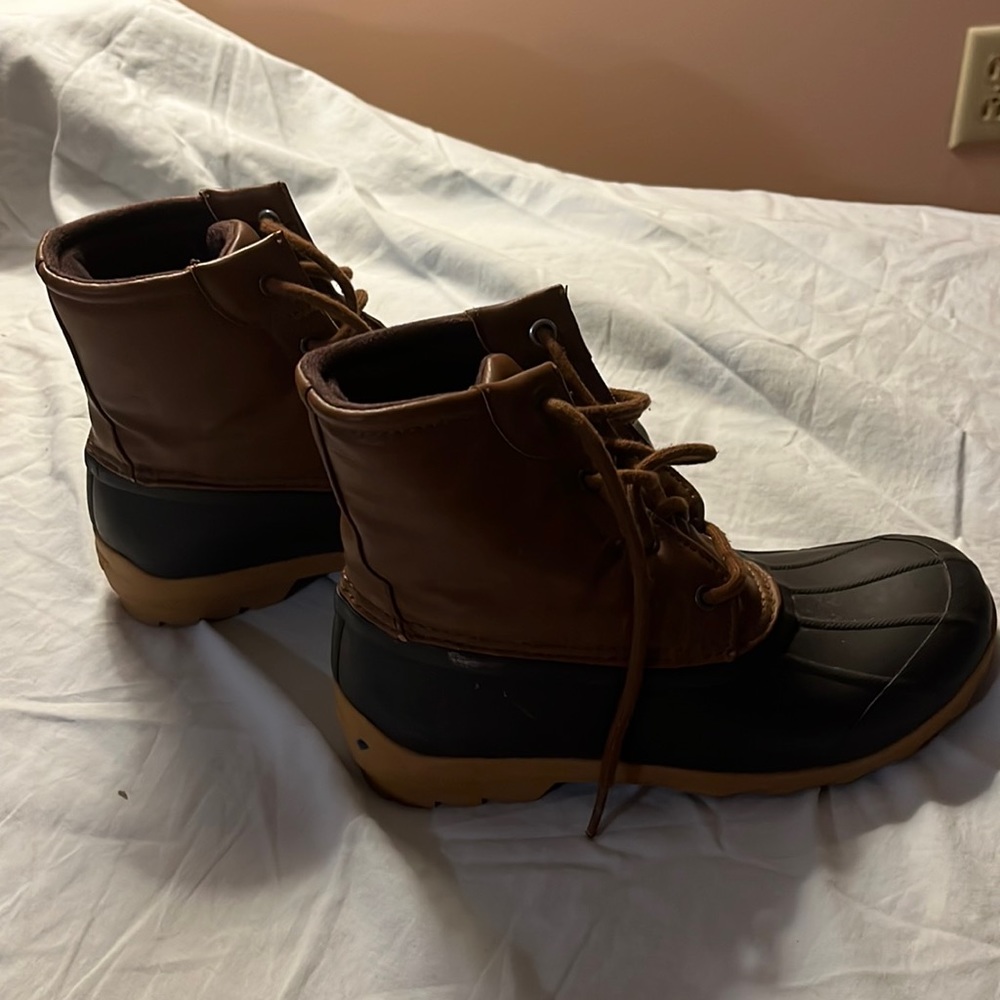 Sperry boy’s size 3 duck boots. Good condition